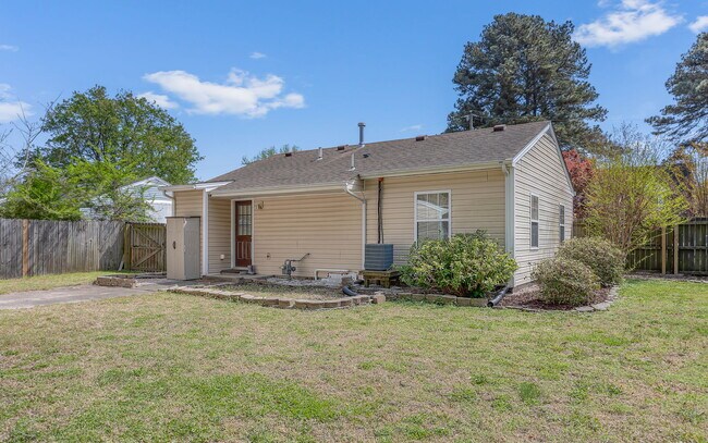 Building Photo - 2408 Sunset Dr