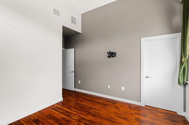 Building Photo - 705 N Bluff Dr