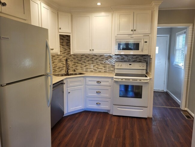 Building Photo - Beautiful 3 bedroom house with granite countertops and central heat and air