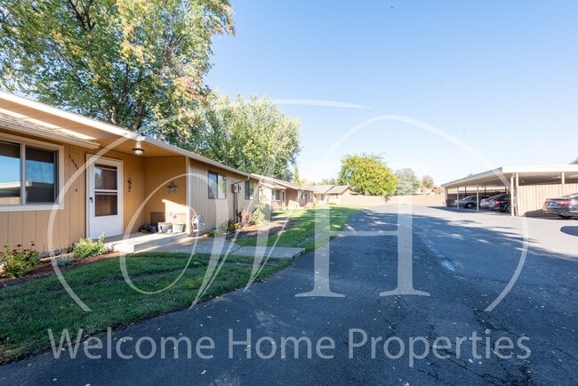 Building Photo - Updated 2 Bedroom Home in Quiet Neighborhood
