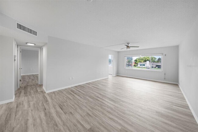 Building Photo - 4725 Cove Cir