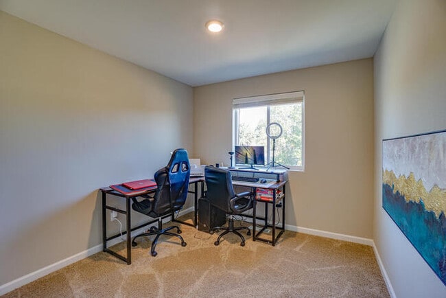 Building Photo - NEWER THREE BEDROOM IN ORCHARDS