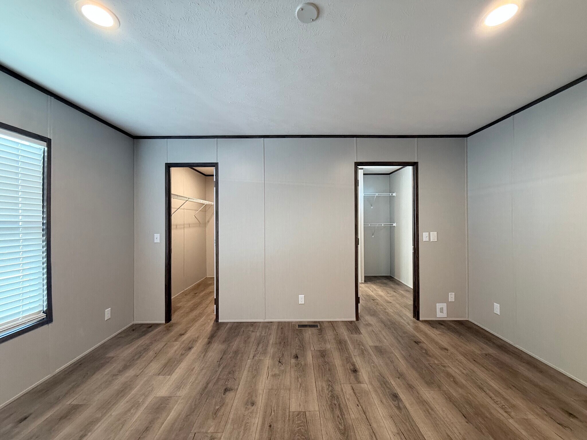 Building Photo - 127 Paramount Dr