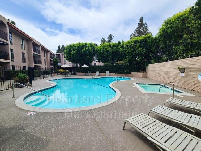 Building Photo - 7858 Cowles Mountain Ct