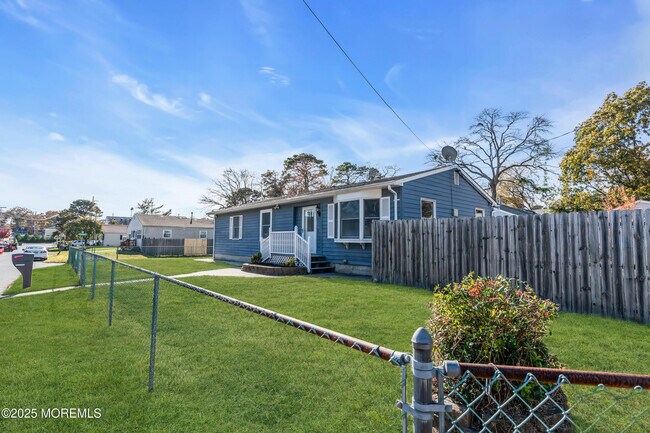 Building Photo - 526 Bradley Blvd