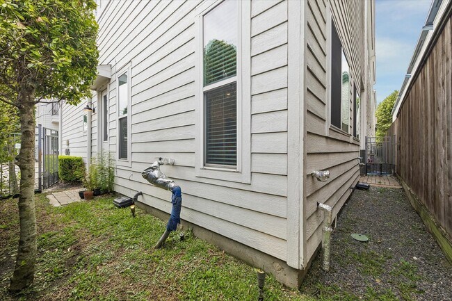 Building Photo - 508 W Donovan St