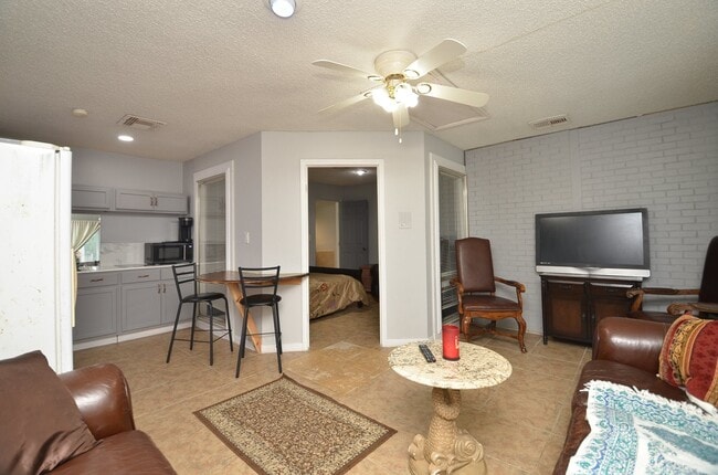 Building Photo - 13102 Richmond Ave.