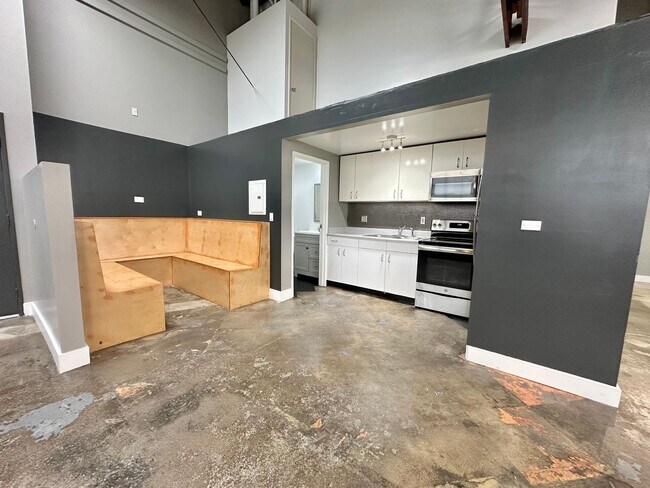 Building Photo - 811