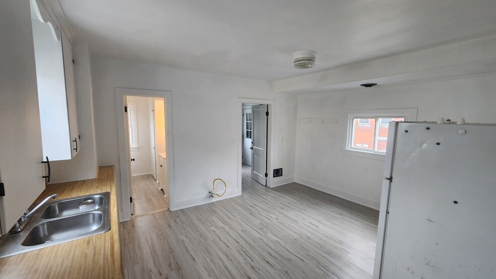 Building Photo - 42 W Main St