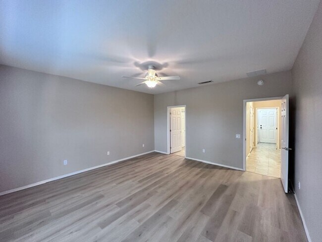Building Photo - Updated 3 Bed/2 Bath in 55+ Community