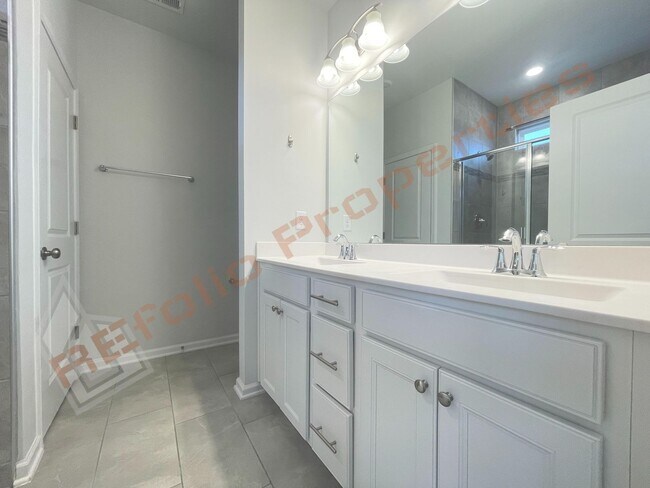 Building Photo - Charming 3 Story 4 Bedrooms with 1st Floor Guest Suite Townhome @ Smith Farm, Apex, Available Now!