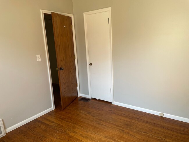 Building Photo - Charming Bungalow Available - Walk To Sout...