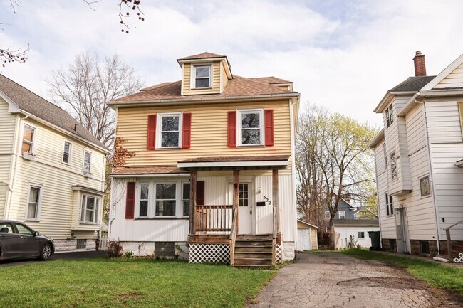 Building Photo - GREAT SINGLE FAMILY HOUSE . WAITING FOR YOU TO CALL HOME !!