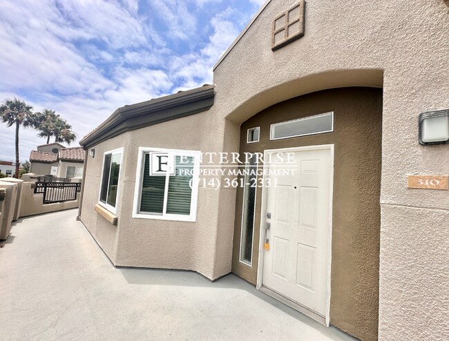 Building Photo - Top-Floor 2-Bed Condo in Huntington Beach | Walk to Beach