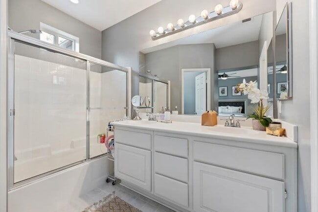 Building Photo - Beautiful 3 bedroom townhouse available fo...