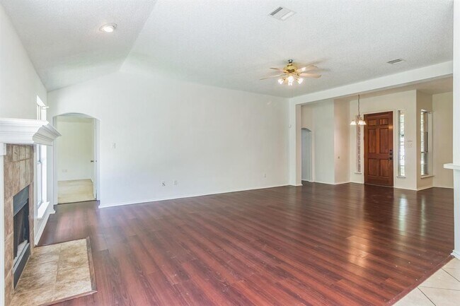 Building Photo - 800 Mountain Ridge Dr