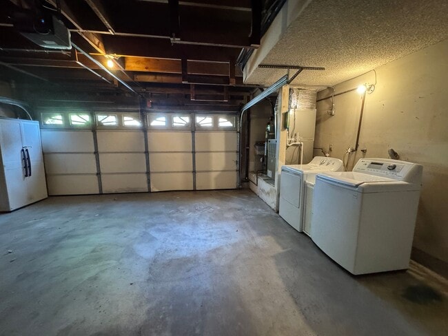 Building Photo - Beautiful Valencia 4 Bedroom Home