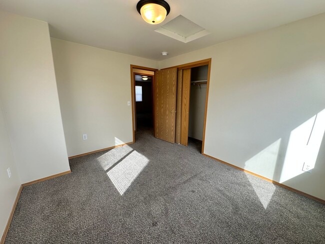 Building Photo - 4 Bedroom 3 Bathroom Home with Attached Garage, AC, and 2 Separate Living Areas!