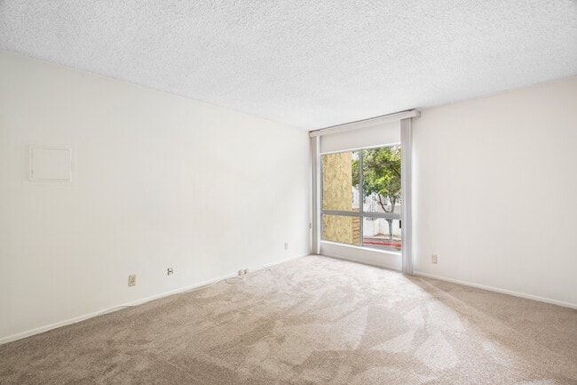 Building Photo - 5600 Kensington Way
