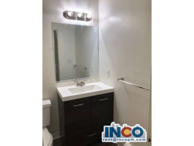 Building Photo - Comfortable 2 bed 1 bath Condo Near Sloans...