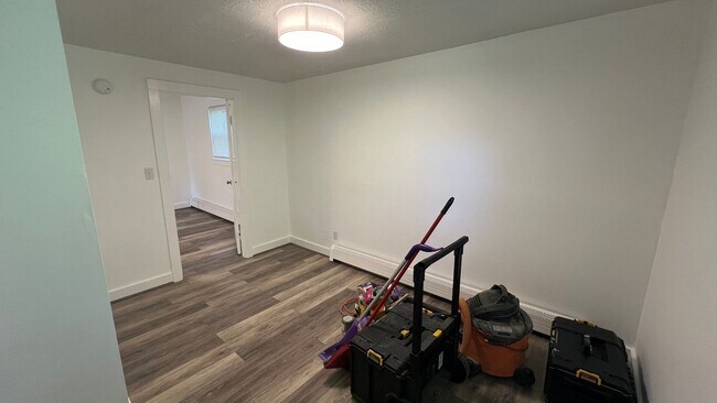 Building Photo - Very nicely remodeled 1 Bedroom Unit close...