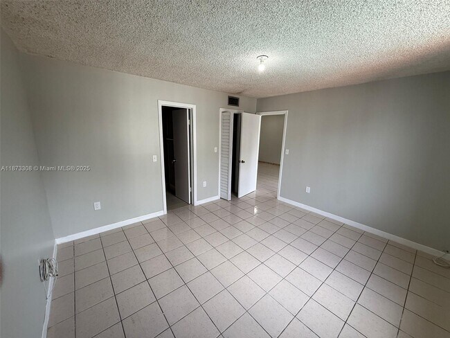Building Photo - 10000 NW 80th Ct