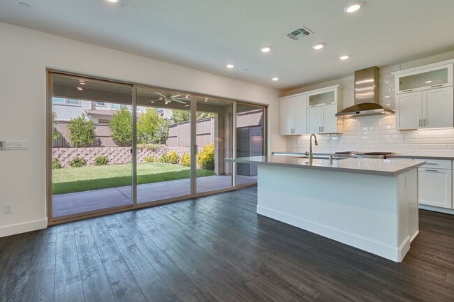 Building Photo - Luxury 5 Bedroom Home in Serrano – Spaciou...