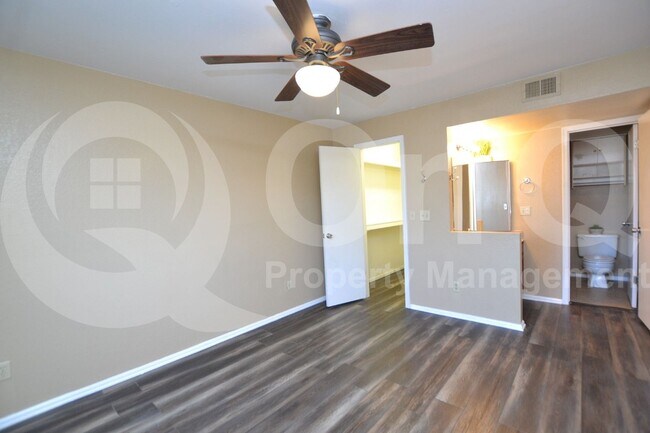 Building Photo - 533 W Guadalupe Rd