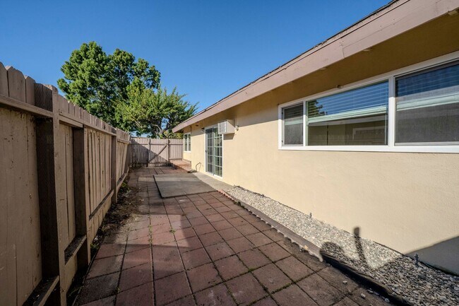 Building Photo - RIDGEWAY