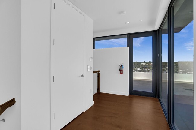 Building Photo - Gorgeous New Townhouse on the Beach