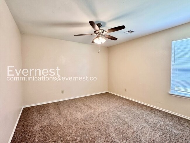 Building Photo - 4 Bed/2 Bath Home with Fenced Yard & Garage / Pet-Friendly / Available Now!