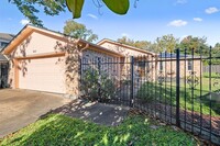 Building Photo - 802 Chateau Pl