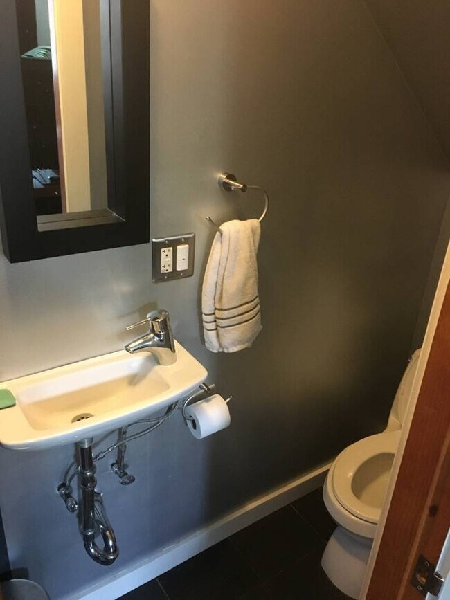1/2 Bath - 2568 Folsom St