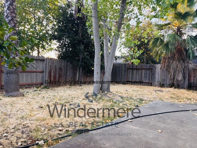 Building Photo - 2 bed/1 bath duplex in prime location! Wat...