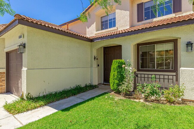 Building Photo - Executive 5-Bedroom Pool Home with Dual Master Suites in Stevenson Ranch