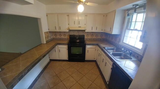 Building Photo - 2 BR / 2.5 BA Condo on Forest Hill. Pets C...