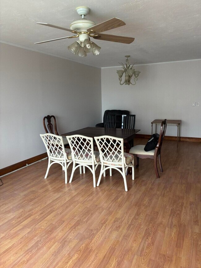 Building Photo - 2821 Somerset Dr