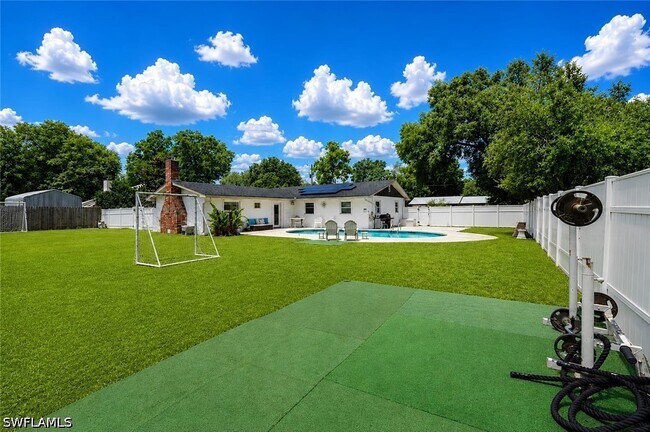 Building Photo - 655 Pointview Rd