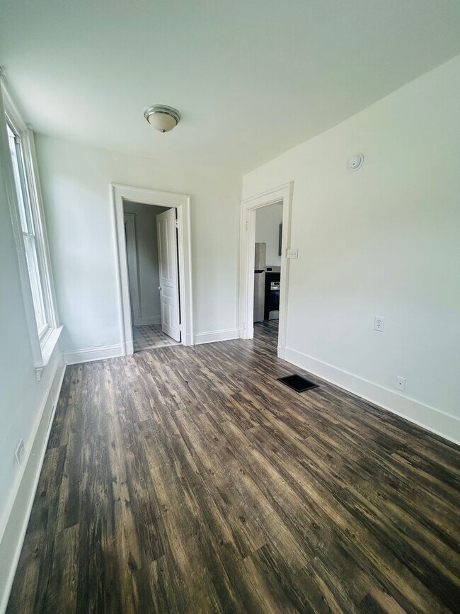 Building Photo - Cozy One Bedroom