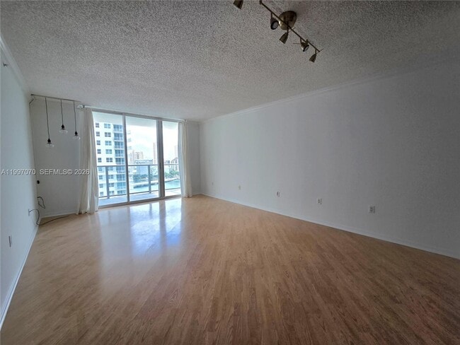 Building Photo - 1155 Brickell Bay Dr