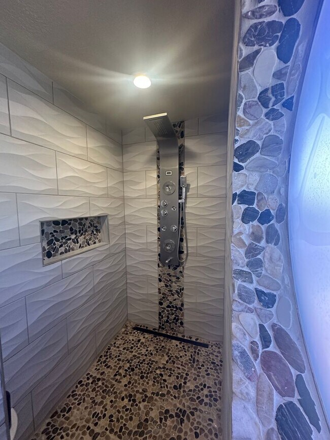 Building Photo - NE Heights 3 bed 2.5 Bath Townhome