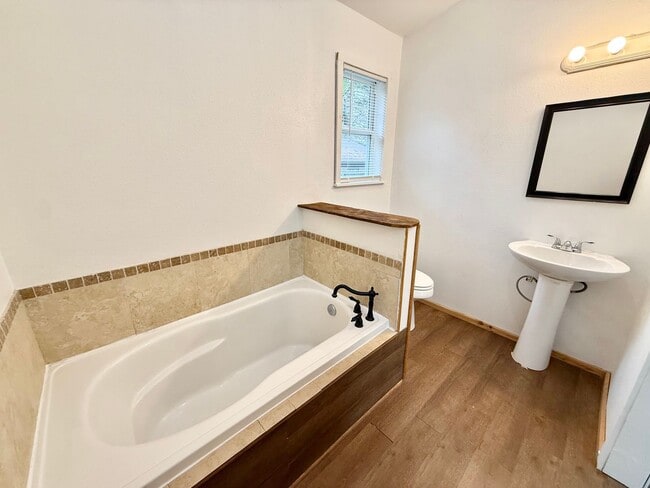 Building Photo - 4-bed, 3-bath, HUGE yard!