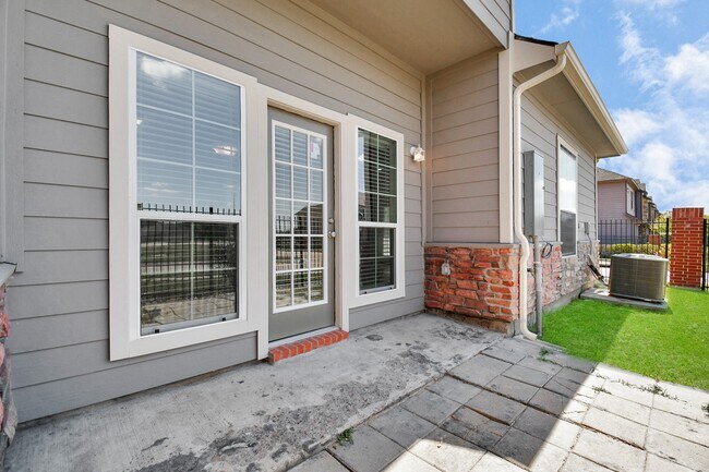 Building Photo - 2215 Bermuda Palms Dr