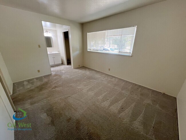 Building Photo - 10600 E Estates Dr