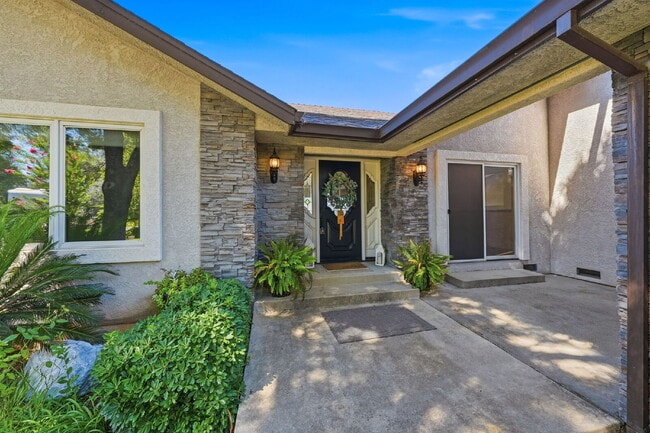 Building Photo - Beautiful Executive Level Rental on Golf Course