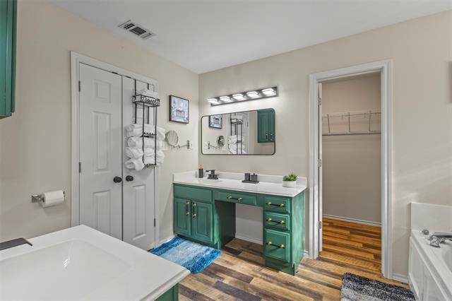 Building Photo - 1522 Oakwood Dr