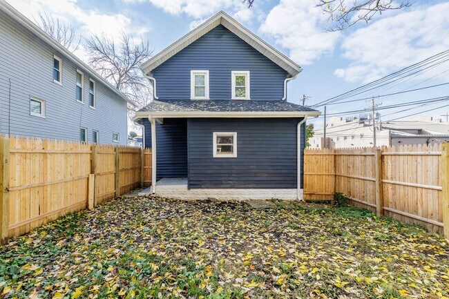 Building Photo - 482 E Jenkins Ave