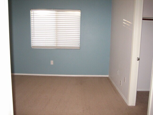 Building Photo - Condo on 2nd floor - Move-in Ready - 3 bed...