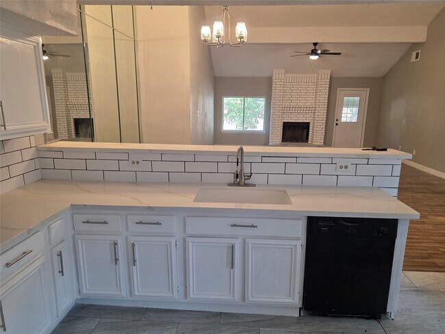 Building Photo - 3214 S Briar Knoll Dr