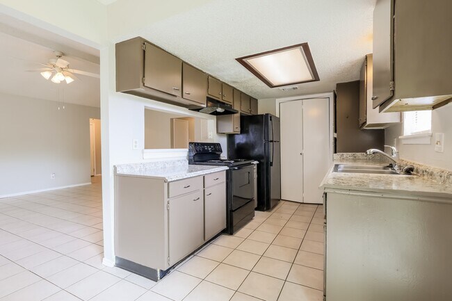 Building Photo - 9819 Kiwi Ln